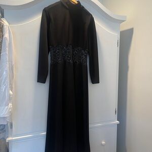 Vintage Jeannene Booher is Elegant Black Long-Sleeve Midi Dress with Lace Waist